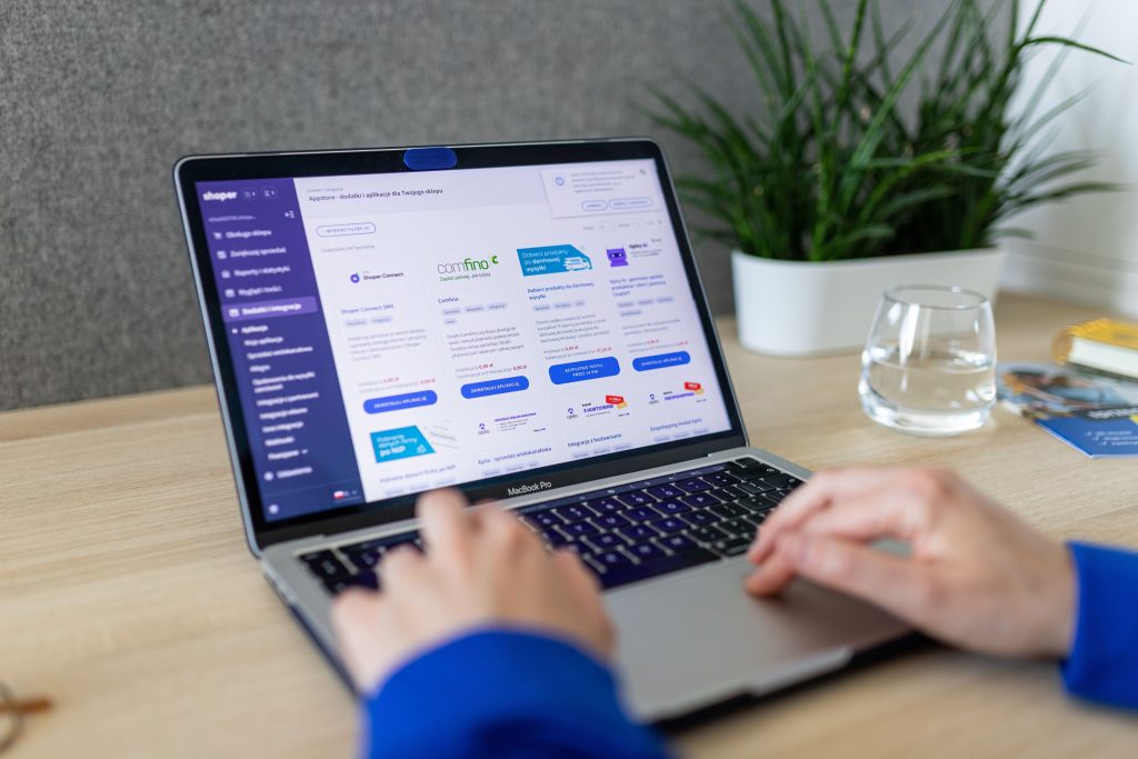 jasa buat website Lampung - ilustrasi proses pembuatan website custom